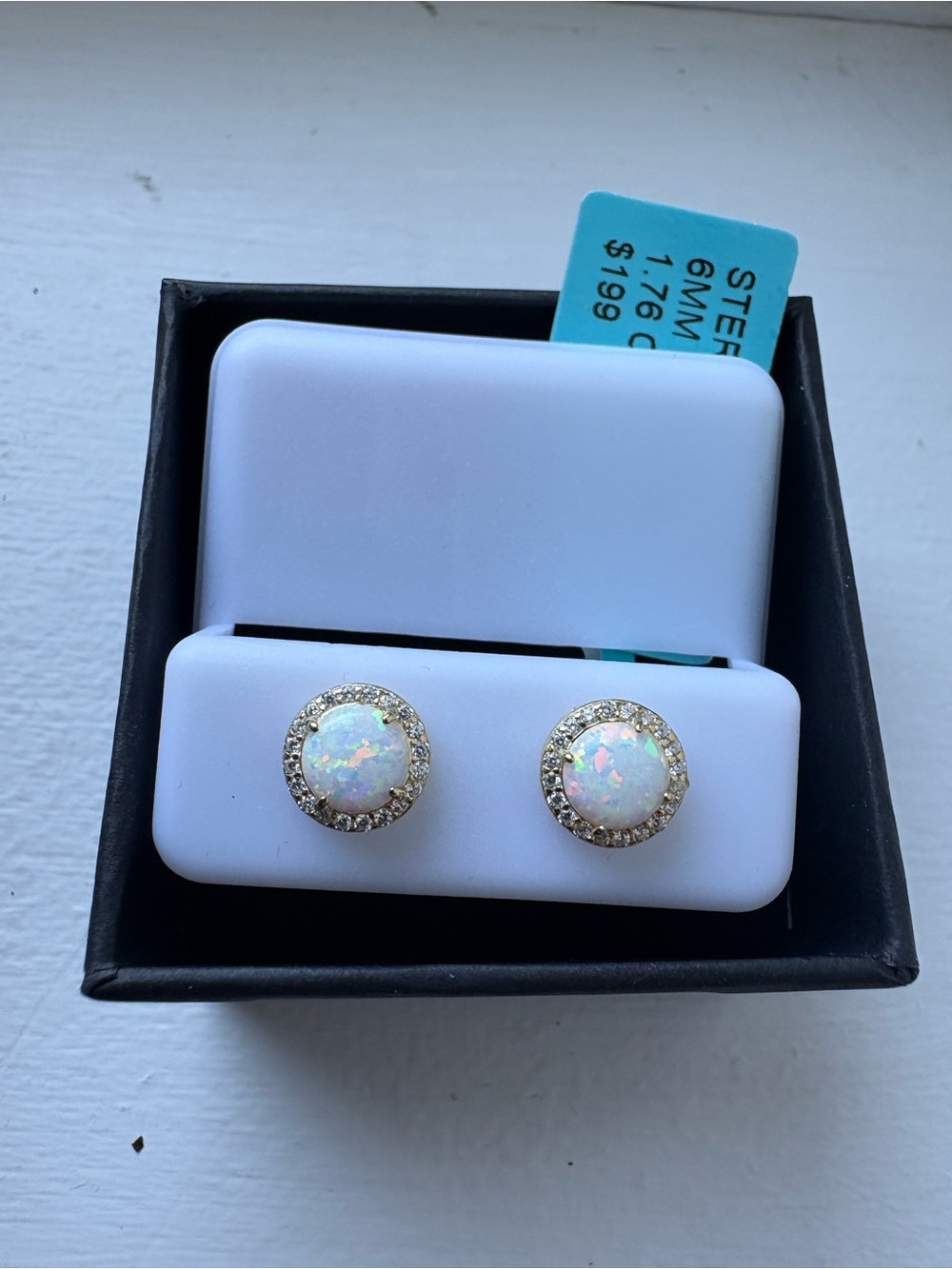 White opal earrings 1,76 carats 6mm